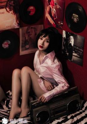 老女人擦她毛茸茸的下面电影
