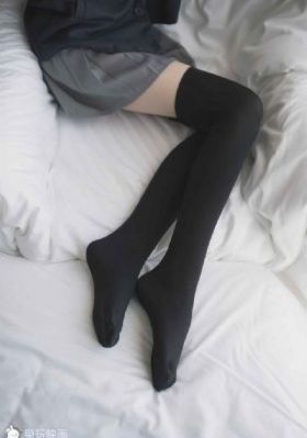 皇上捏住宫女的巨峰